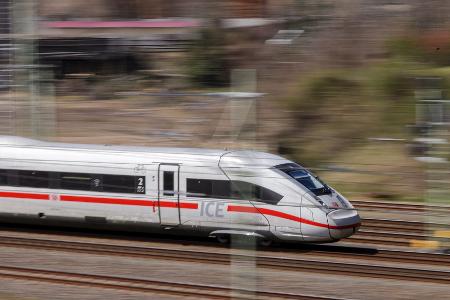 Nicht mal zwei von drei Fernzügen der Deutschen Bahn waren im März pünktlich. (Archivbild) Nicht mal zwei von drei Fernzügen der Deutschen Bahn waren im März pünktlich. (Archivbild)