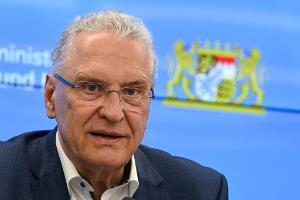 Joachim Herrmann warnt vor einer verschärften Sicherheitslage. (Archivbild)