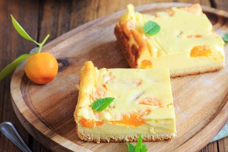 Mit knusprigem Boden: Fruchtiger Mandarinen-Käsekuchen vom Blech Mit knusprigem Boden: Fruchtiger Mandarinen-Käsekuchen vom Blech