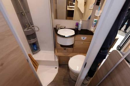 Dethleffs Globebus I6 Active (2025), Bad, Dusche abgetrennt
