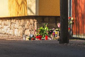 Vor dem Tathaus in Klettbach (Weimarer Land) drückten Menschen ihr Mitgefühl aus, indem sie Blumen und Kerzen aufstellten. 