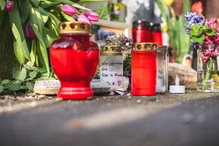 Mit Blumen, Kerzen und Botschaften drücken Menschen in Klettbach ihre Trauer aus. 