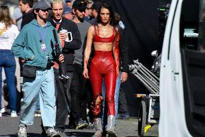 Bella Hadid: Blutüberströmter Auftritt in Paris