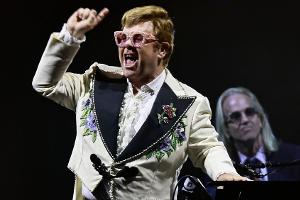 "Außergewöhnlich": Elton John feiert zehntes Nummer-eins-Album