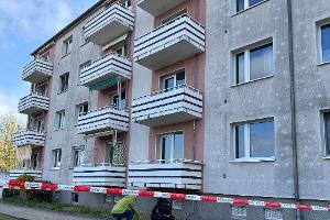 36-jährige Frau stürzt mit Kleinkind von Balkon