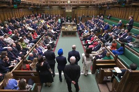 Eigentlich haben die britischen Abgeordneten Osterpause - zur Rettung des Stahlwerks wurde aber eine Sondersitzung angesetzt.
