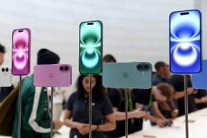 Von der Erleichterung profitiert besonders Apple: Die weitaus meisten iPhones und andere Geräte des Konzerns werden in China gebaut. (Archivbild)