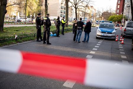 Polizisten sperrten die Schloßstraße teilweise ab. 