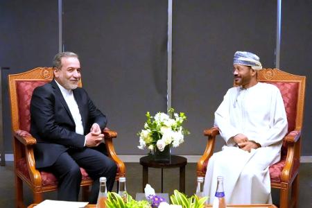 Der iranische Außenminister Abbas Araghtschi (links) ist zu Atomverhandlungen mit den USA in die Hauptstadt des Oman gereist.