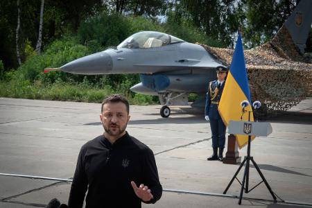 Seit vergangenem Sommer kann die Ukraine auf einige westliche F-16-Kampfjets bei der Luftverteidigung zurückgreifen. (Archivbild) Seit vergangenem Sommer kann die Ukraine auf einige westliche F-16-Kampfjets bei der Luftverteidigung zurückgreifen. (Archivbild)