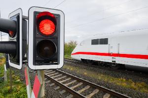 Über Ostern werden sowohl die Schnellbahnstrecke Stuttgart-Mannheim als auch die Rheintalbahn zwischen Karlsruhe und Basel wegen Sanierungsarbeiten gesperrt. (Archivbild)