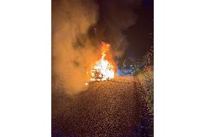 Fahrzeugbrand in voller Ausdehnung