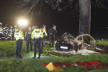 Das Auto prallte frontal gegen einen Baum. 