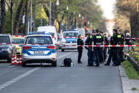 Berliner Polizisten sperrten die Tatorte ab.