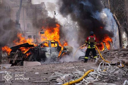 Feuerwehrleute löschen das Feuer nach dem russischen Raketenangriff in Sumy.