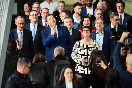 Die Koalitionsverhandlungen von Union und SPD sind abgeschlossen - bald sind die SPD-Mitglieder zur Abstimmung über den Vertrag aufgerufen. (Archivfoto)