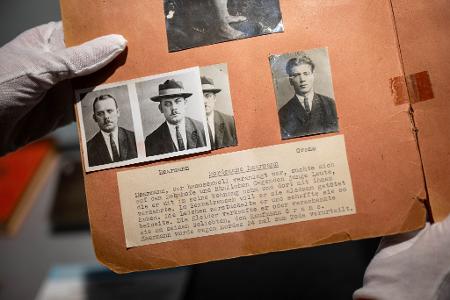 Eine Mappe im Polizeimuseum Niedersachsen gibt Einblick in die Mordsache Fritz Haarmann. (Archivbild) Eine Mappe im Polizeimuseum Niedersachsen gibt Einblick in die Mordsache Fritz Haarmann. (Archivbild)