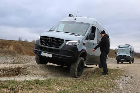 Offroad-Fahrtraining: Campingbus fährt die Verschränkungsstrecke und bekommt Anweisungen