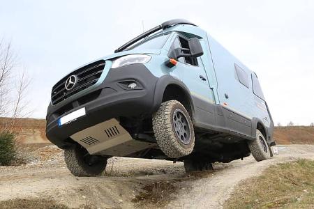 Offroad-Fahrtraining: Campingbus fährt die Verschränkungsstrecke, Sicht auf den Unterbodenschutz Offroad-Fahrtraining: Campingbus fährt die Verschränkungsstrecke, Sicht auf den Unterbodenschutz