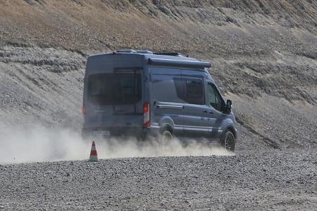 Offroad-Fahrtraining: Campingbus bremst stark