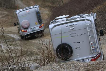 Offroad-Fahrtraining: Wohnmobile fahren eine Schräge