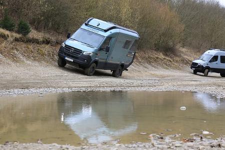 Offroad-Fahrtraining: Wohnmobil und Campingbus fahren eine Schräge