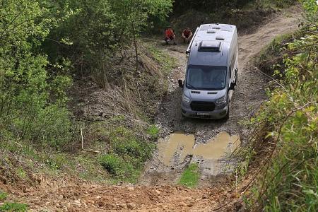Offroad-Fahrtraining: Campingbus fährt in eine Senke