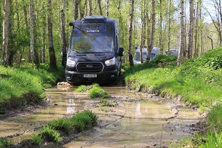 Offroad-Fahrtraining: Campingbus fährt in den Schlamm