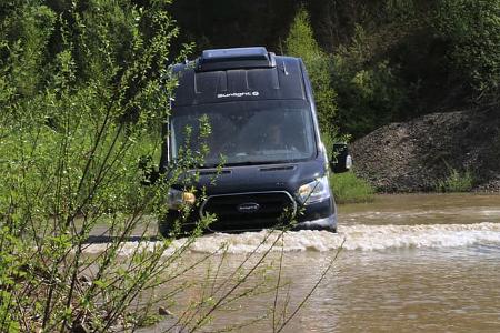 Offroad-Fahrtraining: Campingbus im Wasser