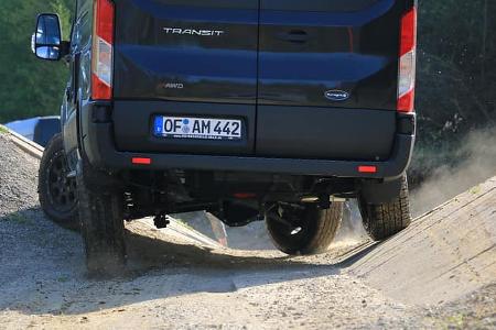 Offroad-Fahrtraining: Verschränkung an zwei Schrägen