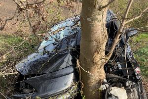Opel kracht gegen Straßenbaum