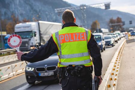 Die Bundespolizei hat an der A93 bei Grenzkontrollen einen rumänischen Staatsangehörigen verhaftet. Er muss eine 239-tägige Restfreiheitsstrafe verbüßen. Die Bundespolizei hat an der A93 bei Grenzkontrollen einen rumänischen Staatsangehörigen verhaftet. Er muss eine 239-tägige Restfreiheitsstrafe verbüßen.