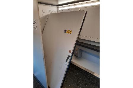 Toilettentür eines Barrierefreies-WC herausgedrückt