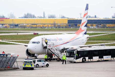 Ende März kamen 174 Afghaninnen und Afghanen mit einem Charterflug in Hannover an. (Archivbild) Ende März kamen 174 Afghaninnen und Afghanen mit einem Charterflug in Hannover an. (Archivbild)