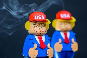 Erzgebirger heben Trump auf den Sockel: als Räuchermännchen