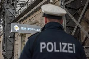 Reisender weigert sich aus Zug auszusteigen und versucht Polizisten zu schlagen