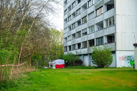 Nach dem tödlichen Sturz eines Jugendlichen untersuchen Ermittler die Umgebung des Hochhauses ab. 