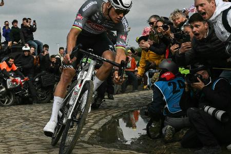 Nach Roubaix-Flaschenwurf: UCI kündigt rechtliche Schritte an Nach Roubaix-Flaschenwurf: UCI kündigt rechtliche Schritte an