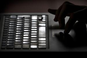  Das Bundesamt für Verfassungsschutz warnt vor der Gefahr, die von den Schadprogrammen "Moonshine" und "BadBazaar" ausgeht. (Archivfoto)