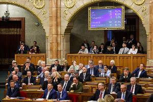 Ungarns Parlament hat eine Verfassungsänderung beschlossen, der zufolge der Mensch ausschließlich als Mann oder Frau definiert wird.