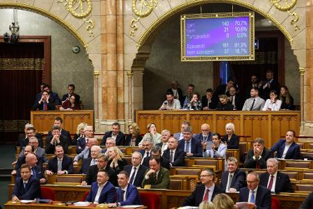Ungarns Parlament hat eine Verfassungsänderung beschlossen, der zufolge der Mensch ausschließlich als Mann oder Frau definiert wird.