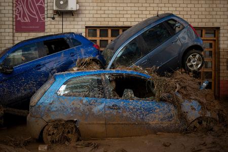 Autos stapeln sich nach Überschwemmungen in Spanien Autos stapeln sich nach Überschwemmungen in Spanien