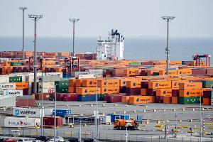 Der JadeWeserPort in Wilhelmshaven - Niedersachsen hat derzeit beim Wirtschaftswachstum die Nase vorn. (Archivbild) 