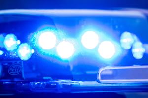 Ein Blaulicht leuchtet an einer Polizeistreife. (Symbolbild)