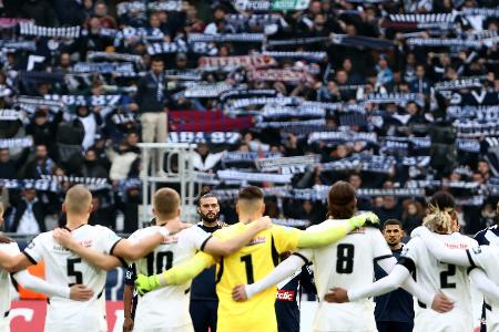 Debüt nach Tod des Vaters: Gegnerische Fans feiern Torhüter Debüt nach Tod des Vaters: Gegnerische Fans feiern Torhüter