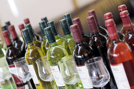 Der Konsum von Wein ist weltweit seit längerem rückläufig, aber es wird oft teurerer Wein getrunken als früher (Archivbild). Der Konsum von Wein ist weltweit seit längerem rückläufig, aber es wird oft teurerer Wein getrunken als früher (Archivbild).