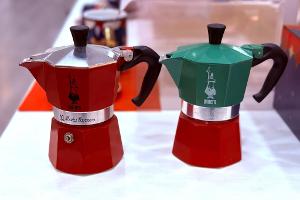 Italienische Espressokannen werden chinesisch