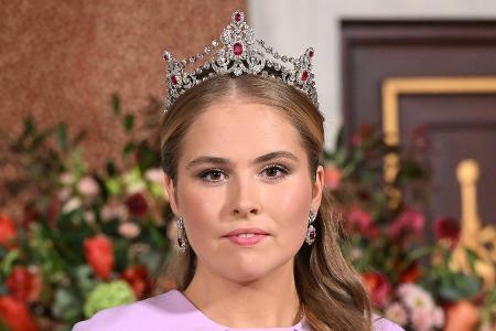 Prinzessin Amalia trägt bei Staatsbankett besondere historische Tiara Prinzessin Amalia trägt bei Staatsbankett besondere historische Tiara