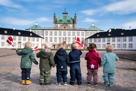Auf Schloss Fredensborg wird Margrethe einem Konzert lauschen - und vielleicht wieder von jungen Landsleuten wie diesen 2021 begrüßt. (Archivbild)