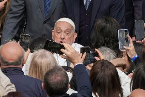 Papst Franziskus geht nach seiner Entlassung aus dem Krankenhaus immer wieder überraschend an die Öffentlichkeit. (Foto: Archiv)